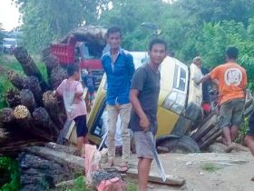 Jembatan Kayu di Latoma Ambruk Dilintasi Truk Muat Rotan