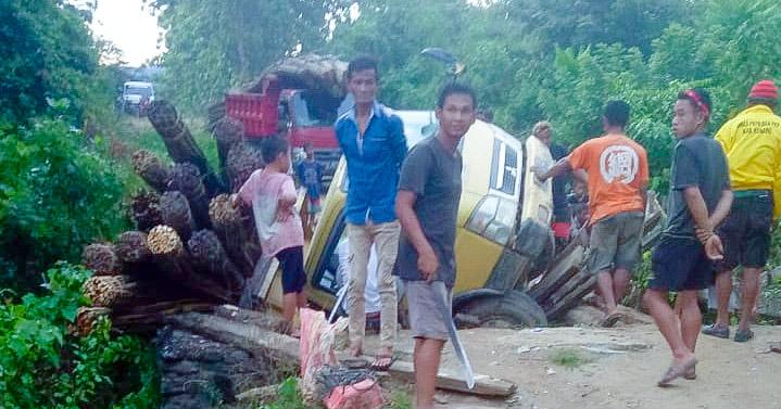 Jembatan Kayu di Latoma Ambruk Dilintasi Truk Muat Rotan