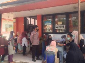 Penerima Bantuan Sosial di Abuki Disambut Tim Vaksin Covid - 19