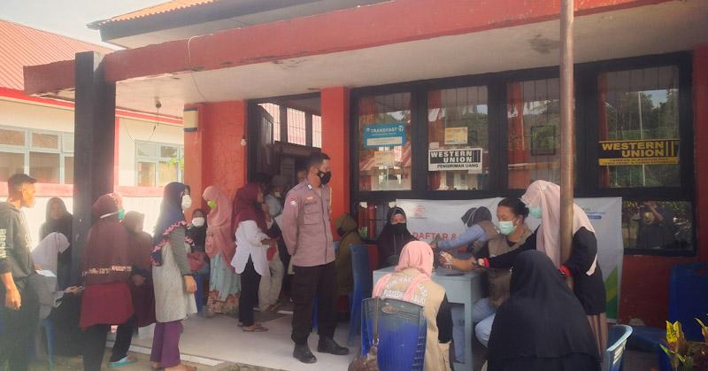 Penerima Bantuan Sosial di Abuki Disambut Tim Vaksin Covid - 19