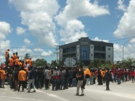 Desak Cabut IUP Tambang, Mahasiswa Demo di Kantor Gubernur Sultra