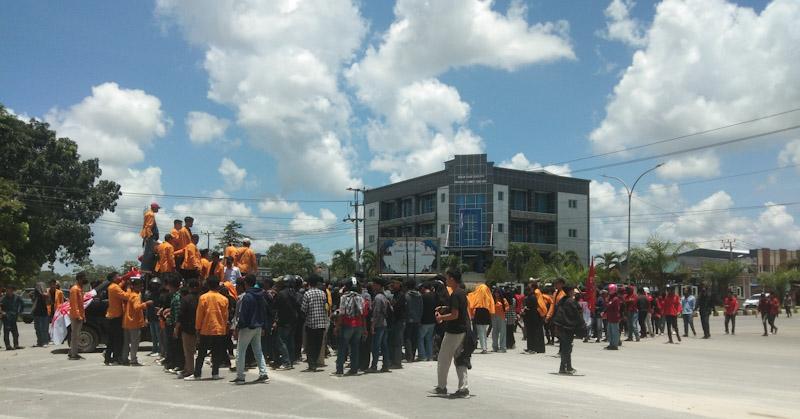 Desak Cabut IUP Tambang, Mahasiswa Demo di Kantor Gubernur Sultra