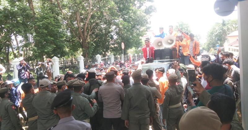 Desak Cabut IUP Tambang, Mahasiswa Demo di Kantor Gubernur Sultra