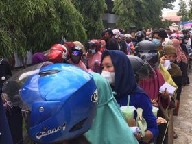 Seorang IRT Pingsan Saat Antrean Minyak Goreng di Pasar Disperindag Sultra