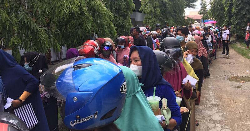 Seorang IRT Pingsan Saat Antrean Minyak Goreng di Pasar Disperindag Sultra