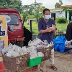 Jumat Berkah, Pasutri di Unaaha Bagi Nasi Bungkus ke Warga