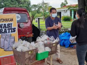 Jumat Berkah, Pasutri di Unaaha Bagi Nasi Bungkus ke Warga