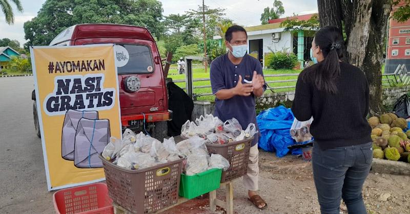 Jumat Berkah, Pasutri di Unaaha Bagi Nasi Bungkus ke Warga