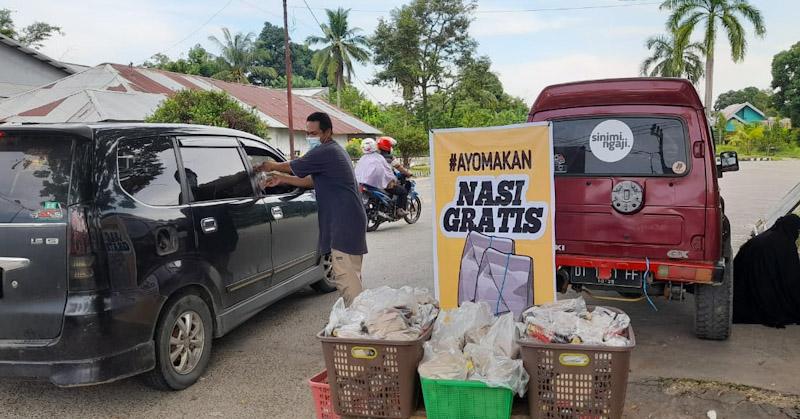 Jumat Berkah, Pasutri di Unaaha Bagi Nasi Bungkus ke Warga