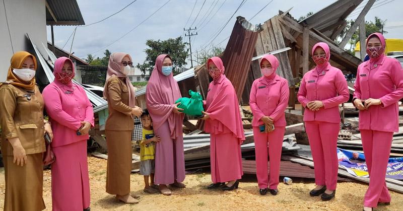 Bhayangkari Polres Konawe Salurkan Bantuan ke Warga Korban Bencana Alam di Ameroro