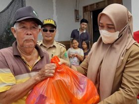 Dinsos Konawe Serahkan Bantuan Untuk Warga Terdampak Angin Puting Beliung