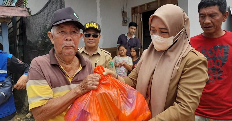 Dinsos Konawe Serahkan Bantuan Untuk Warga Terdampak Angin Puting Beliung