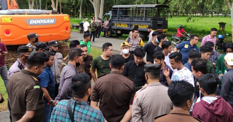 Pekerjaan Jembatan Latoma Belum Rampung, HMI Konawe Demo di Kejari Unaaha