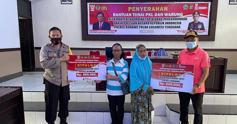 Ratusan PKL dan Nelayan di Konawe Terima Bantuan Tunai Polri