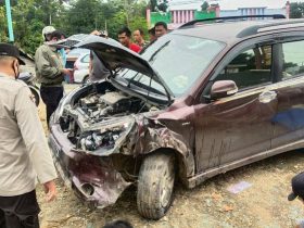 Gegara Ban Pecah, Minibus Hantam Pagar Alfamidi di Konawe