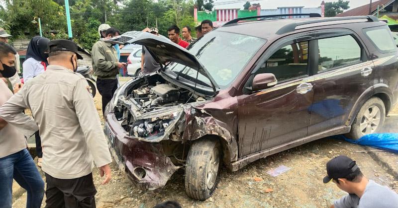 Gegara Ban Pecah, Minibus Hantam Pagar Alfamidi di Konawe