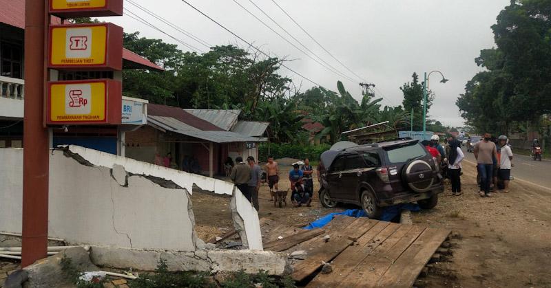 Gegara Ban Pecah, Minibus Hantam Pagar Alfamidi di Konawe