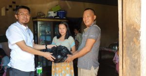 Ketua Komisi lll DPRD Konut, Abdul Malik berbagi paket THR bulan suci ramadhan