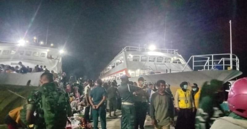 H-4 Lebaran, Pemudik Raha Mulai Padati Pelabuhan Kapal Malam