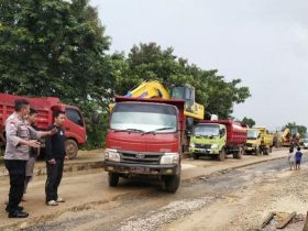 Protes Jalan Berdebu, Warga Desa Besu Morosi Blokir Jalan Trans Sulawesi