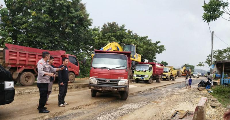 Protes Jalan Berdebu, Warga Desa Besu Morosi Blokir Jalan Trans Sulawesi