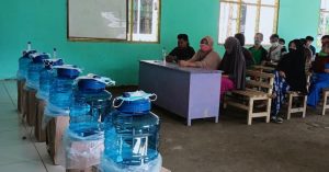 Pemdes Kumapo Serahkan 85 Unit Bahan Pencegahan Covid 19