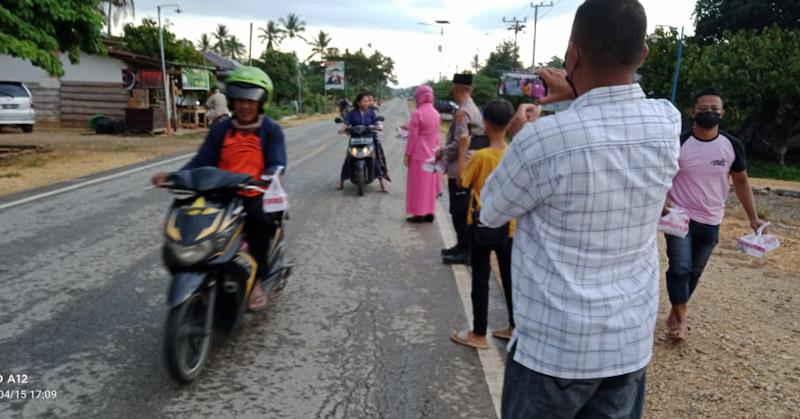 Berbagi Berkah Ramadhan, Polsek Onembute Bagikan 200 Takjil dan Masker