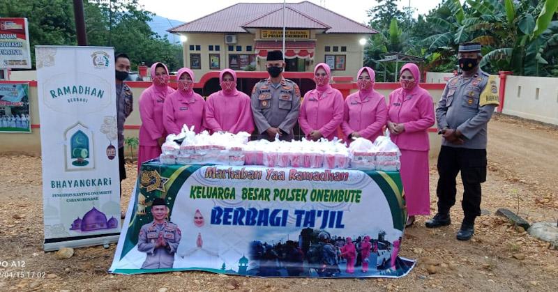 Berbagi Berkah Ramadhan, Polsek Onembute Bagikan 200 Takjil dan Masker 