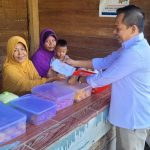 Ketua Kadin Konawe Serahkan Bantuan Modal Usaha untuk Pelaku UMKM di Tuoy