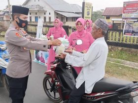 Berkah Ramadhan, Polsek Meluhu Berbagi Takjil Dan Masker