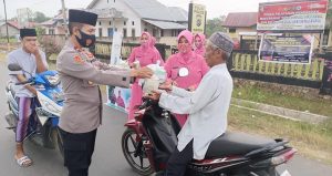 Berkah Ramadhan, Polsek Meluhu Berbagi Takjil Dan Masker