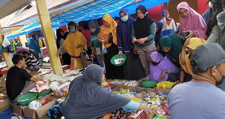 Jelang Lebaran, Emak emak di Konawe Berburu Bahan Kue Lebaran