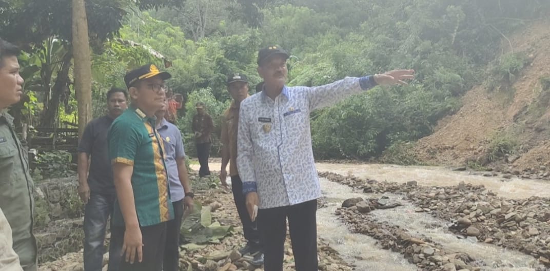 Peringati Hardiknas, Guru SMP di Kendari Kenakan Pakaian Adat Nusantara