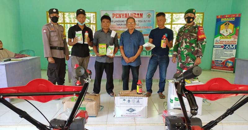 Warga Desa Kumapo Terima BLT 2 Bulan dan Alat Pertanian Untuk Ketahanan Pangan