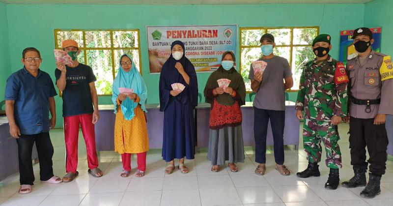 Warga Desa Kumapo Terima BLT 2 Bulan dan Alat Pertanian Untuk Ketahanan Pangan 