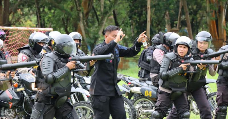 Brimob Polda Sultra dan Polres Konawe Latihan Strategi Pengendalian Massa