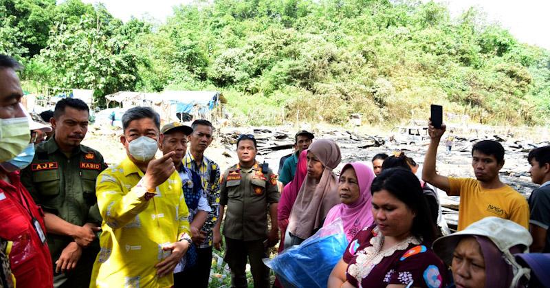 Sekot Kendari Ridwansyah Taridala Bantu Warga Korban Kebakaran di TPA Puuwatu