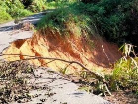 Pengendara Hati-hati! Jalan Penghubung Konawe-Konut Lewat Meluhu Longsor