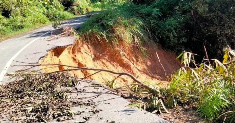 Pengendara Hati-hati! Jalan Penghubung Konawe-Konut Lewat Meluhu Longsor