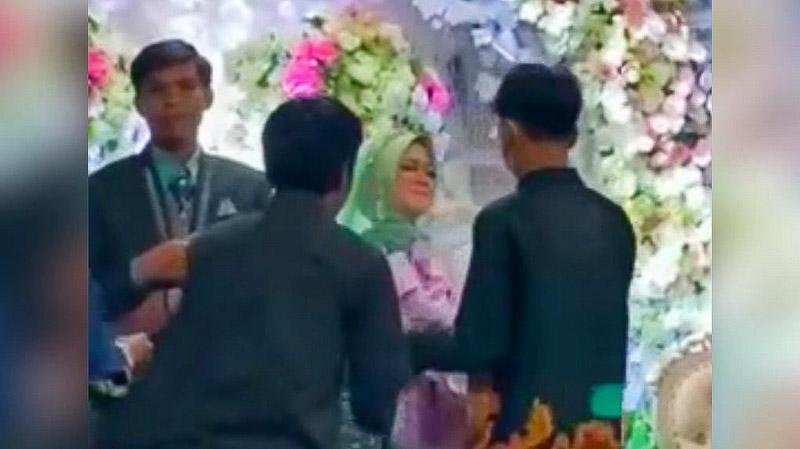 Viral Pernikahan di Koltim, Mempelai Wanita Menangis Tersungkur Saat Mantan Hadir Berikan Bunga