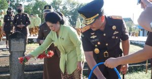 Kenang Jasa Pahlawan, Kejati Sultra Ziarah dan Tabur Bunga di TMP Watubangga