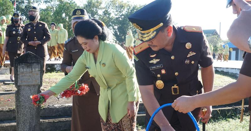 Kenang Jasa Pahlawan, Kejati Sultra Ziarah dan Tabur Bunga di TMP Watubangga