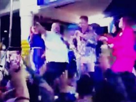 Viral Video Gubernur Sultra Dan Ketua DPRD Sultra Hambur Uang di HUT Butur Ke - 15