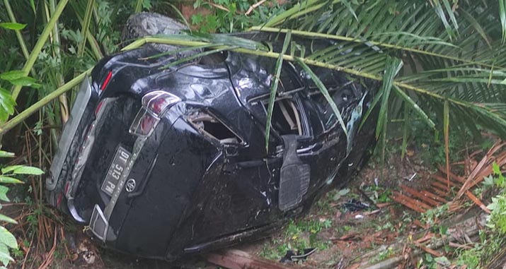 Licin dan Hujan, Mobil Fortuner Masuk Jurang di Wolasi