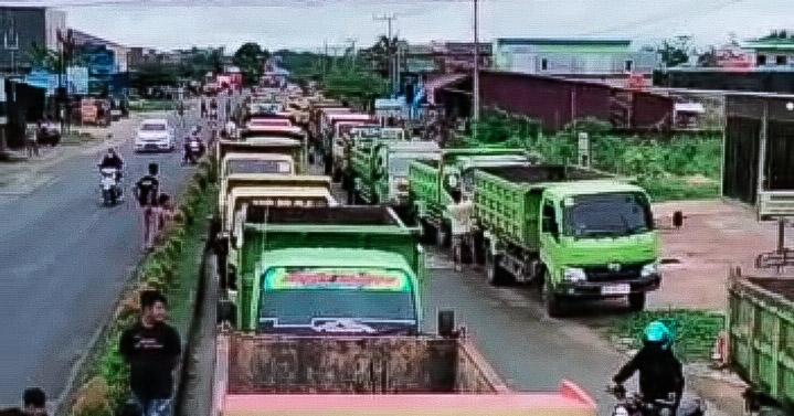 Demo Sopir Truk di SPBU Puuwatu, Macet Panjang Hingga Terminal