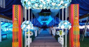 Unik, Resepsi Pernikahan Padukan 3 Adat di Lapangan Sepak Bola Konawe