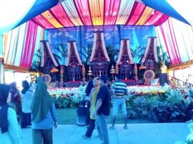 Unik, Resepsi Pernikahan Padukan 3 Adat di Lapangan Sepak Bola Konawe