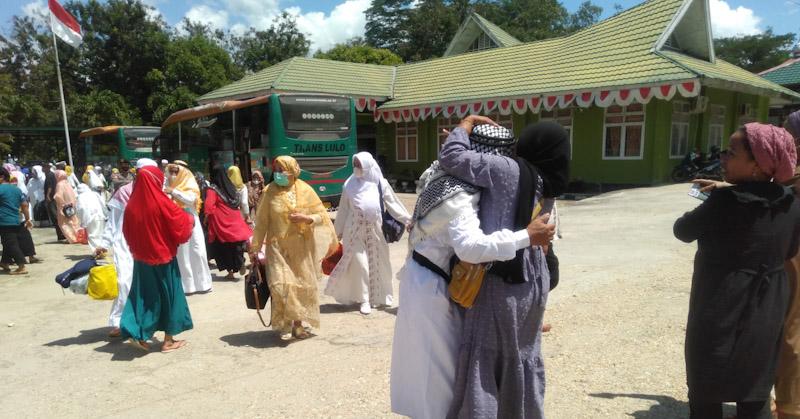 Tiba di Konawe, 72 Jemaah Haji Disambut Tangis Haru Keluarga 