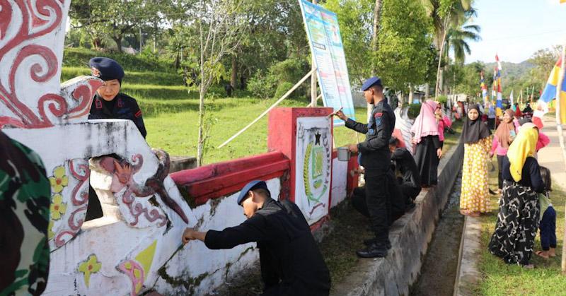 Sambut HUT RI ke 77, Personel Brimob Polda Sultra dan Yonif 725 Gelar Bhakti Sosial