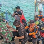 Tim Rescue Pos SAR Baubau mengevakuasi korban